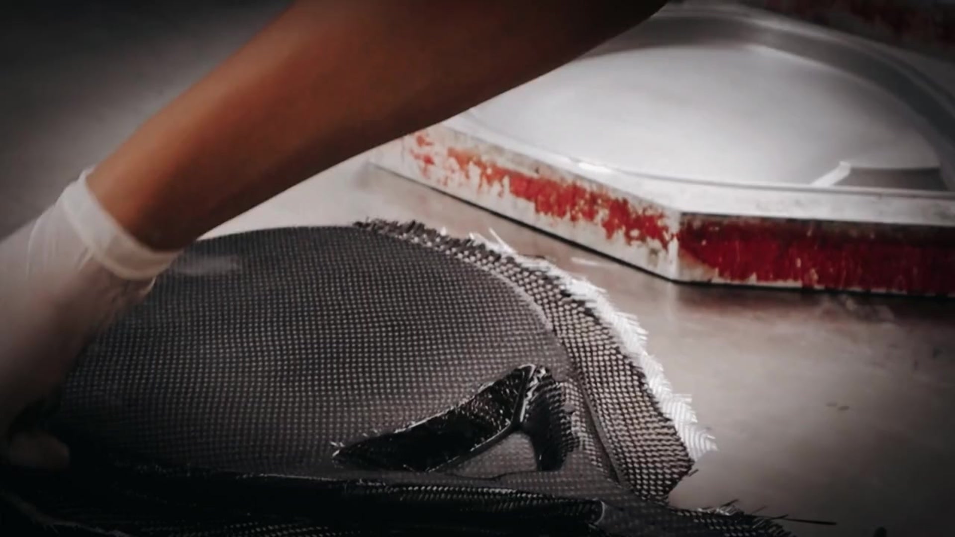 Pala de pádel Baxdel recién salida del horno de curado, con laminado de fibra de carbono y resina epóxica antes del rebabado y acabado.