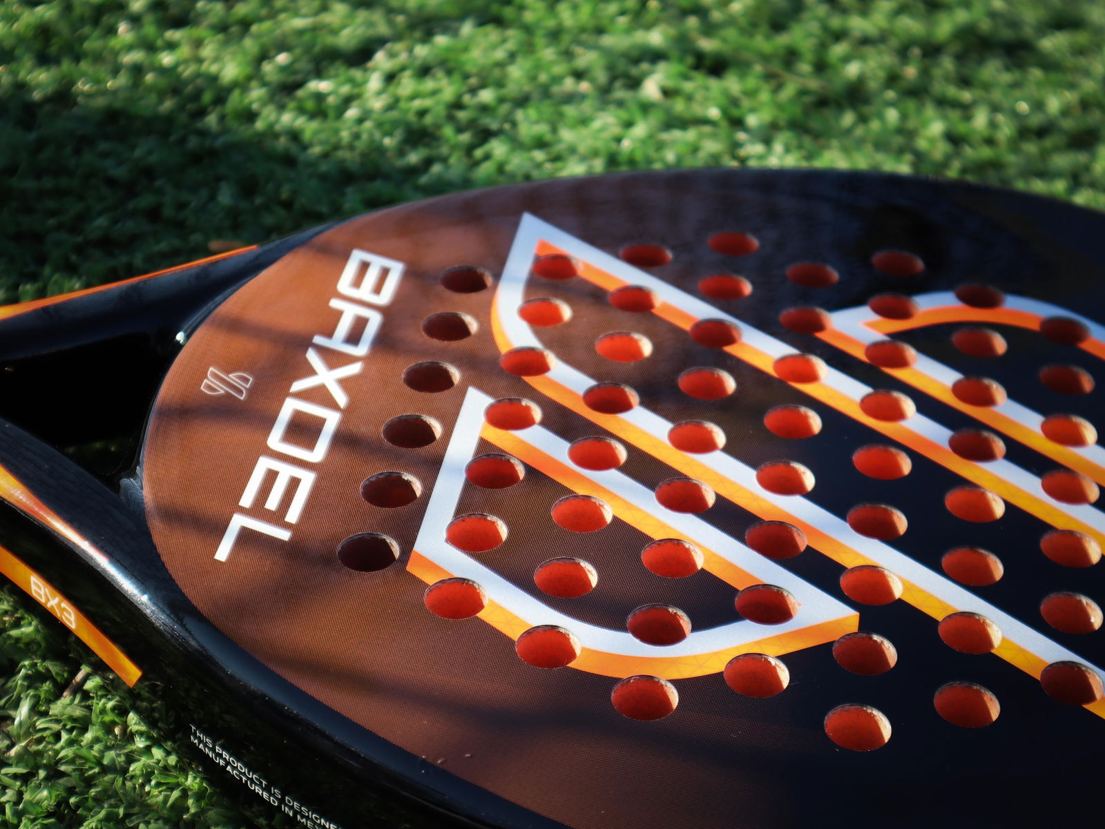 Pala de pádel BX-3 mate de Baxdel en exteriores con acabado sobrio