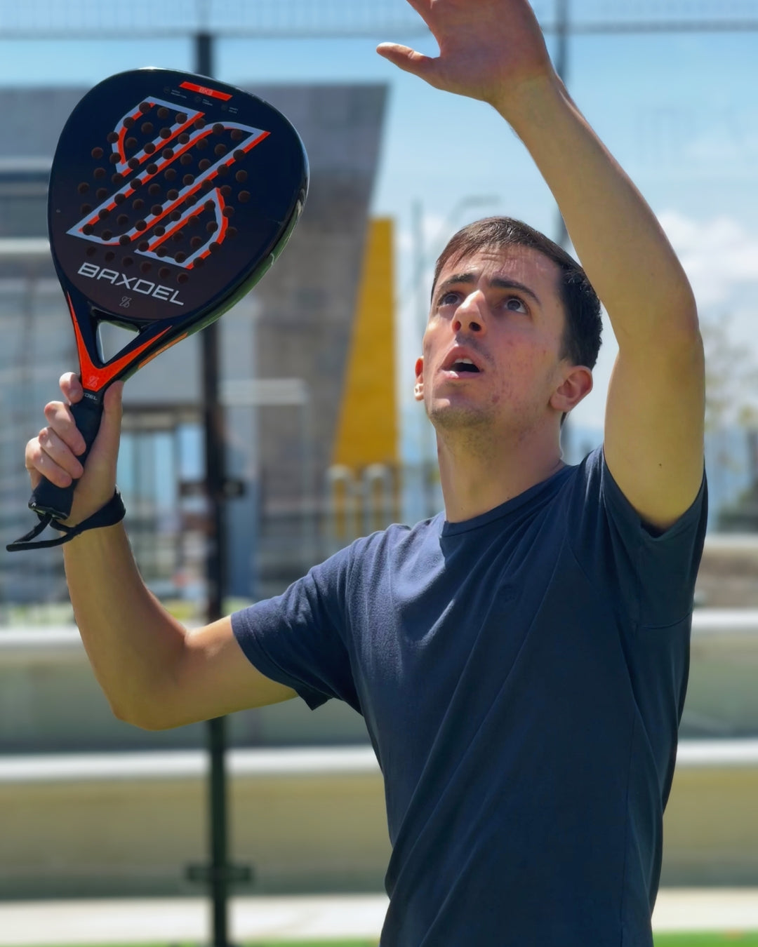 Jugador sosteniendo pala de pádel Baxdel para mostrar importancia del peso