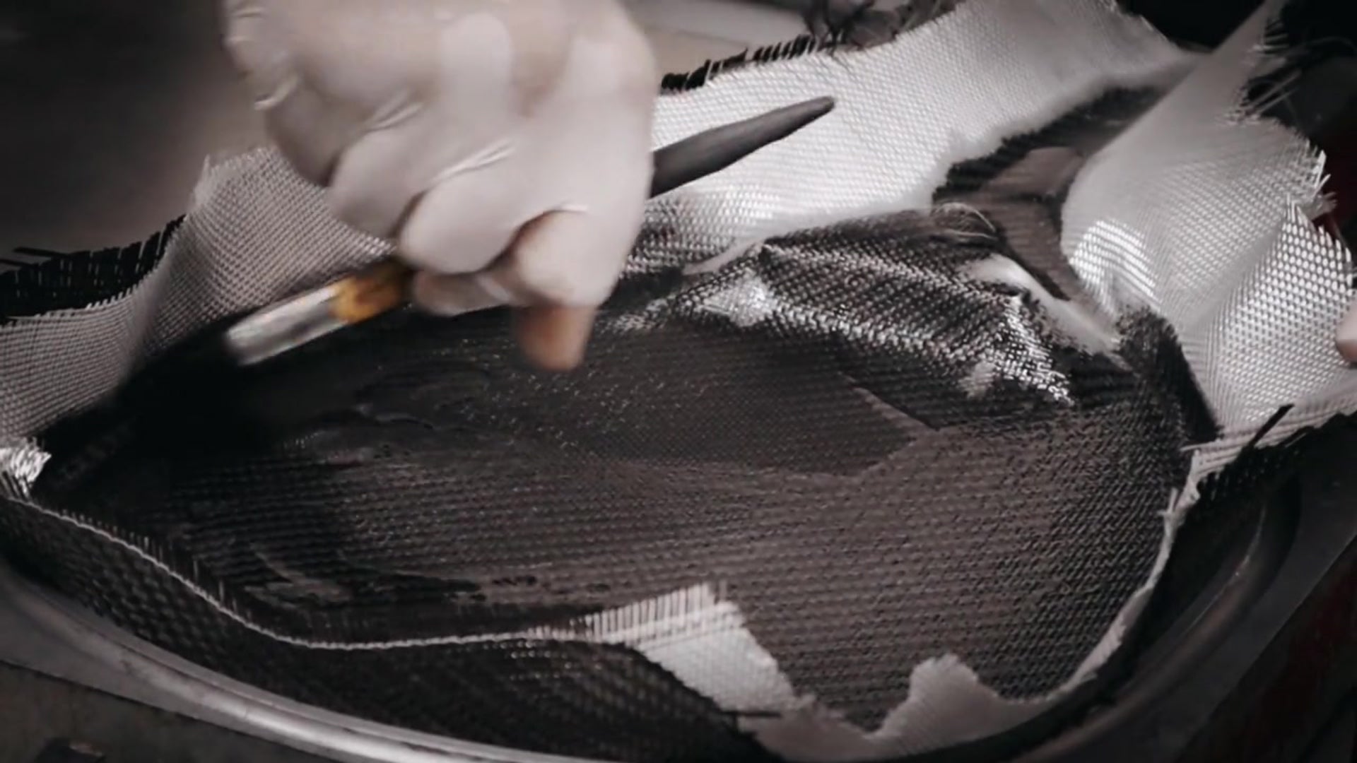 Aplicación de capas de fibra de carbono en moldes para palas de pádel Baxdel