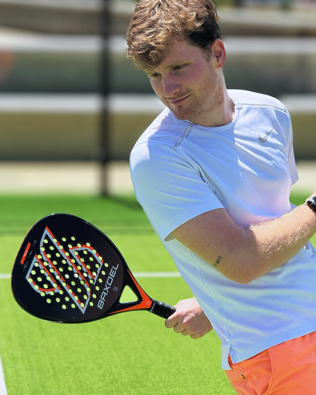 Pala de pádel Baxdel dentro de funda protectora para su cuidado