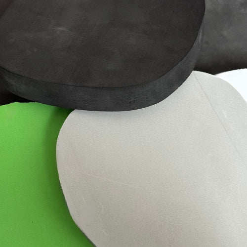 Goma EVA utilizada en el núcleo de una pala de pádel, mostrando su estructura interna de celdas y densidad.