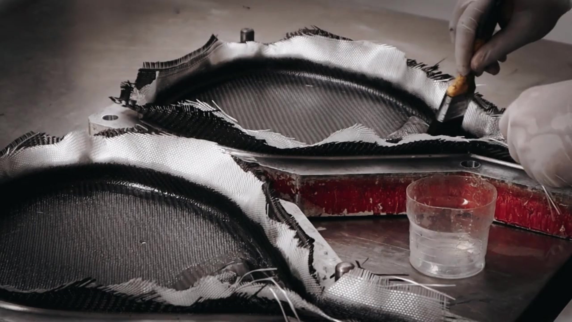 Aplicación de resina epóxica en moldes de palas de pádel Baxdel