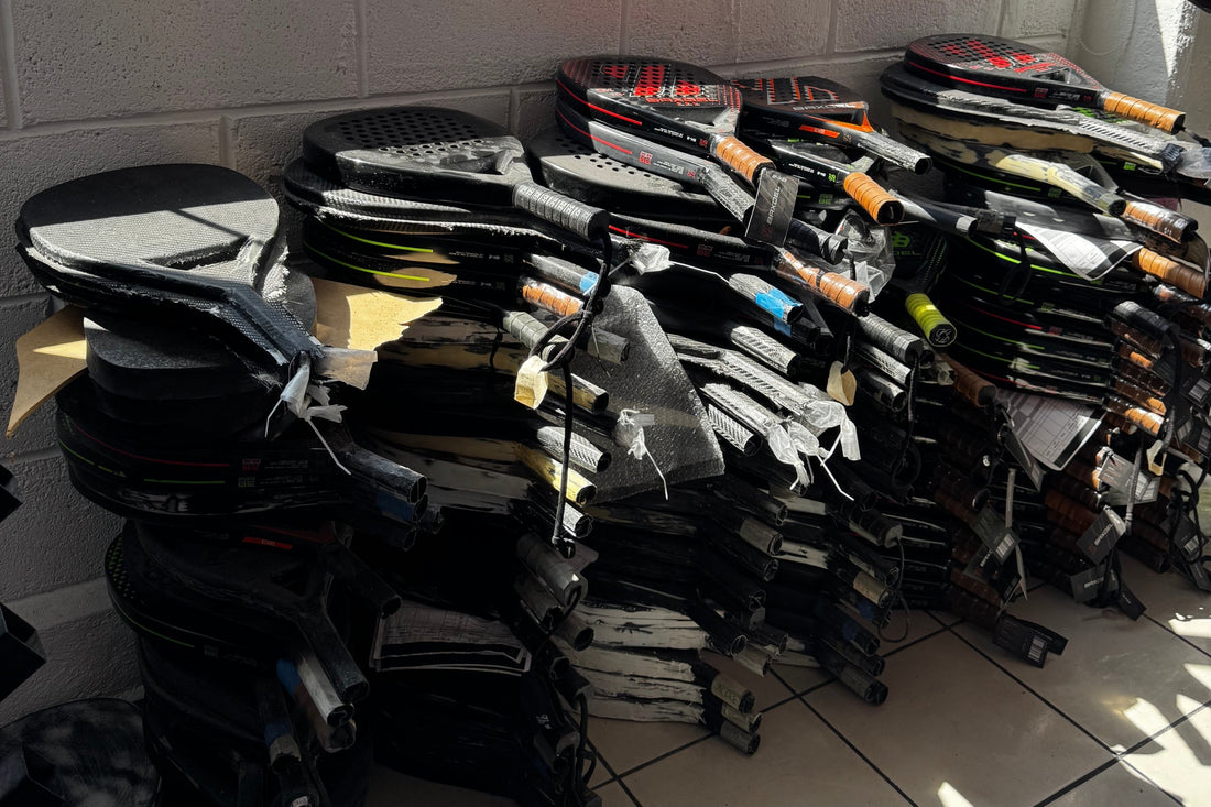 Prototipos y palas defectuosas en la fábrica de Baxdel, símbolo del aprendizaje en la fabricación mexicana de palas de pádel