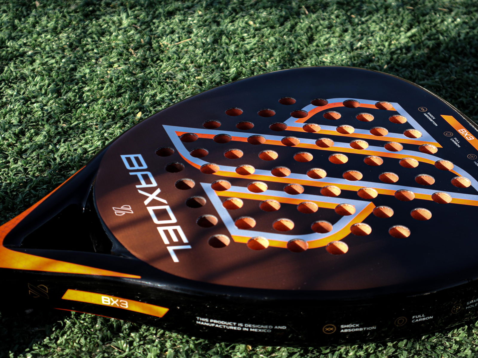 Pala de pádel BX-3 brillante de Baxdel fotografiada en exteriores