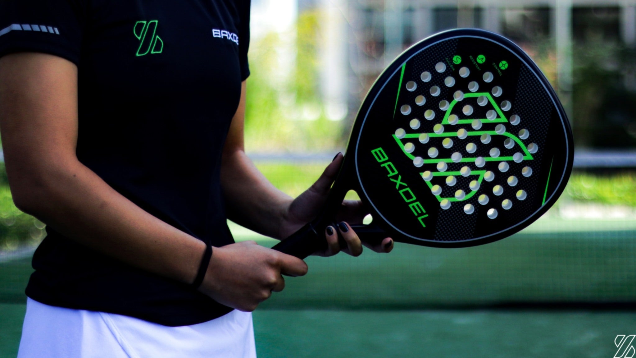 Jugadora realizando toques con la pala Baxdel BX-1 Verde en cancha