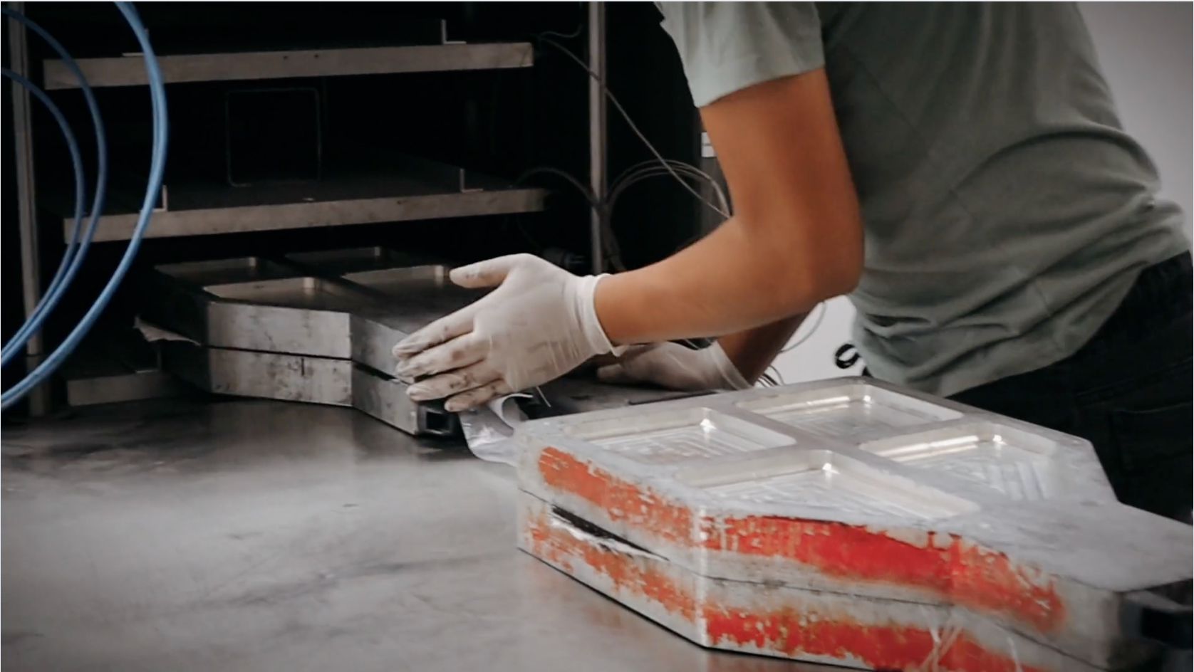 Molde entrando al horno en el proceso de fabricación de palas de pádel Baxdel en México