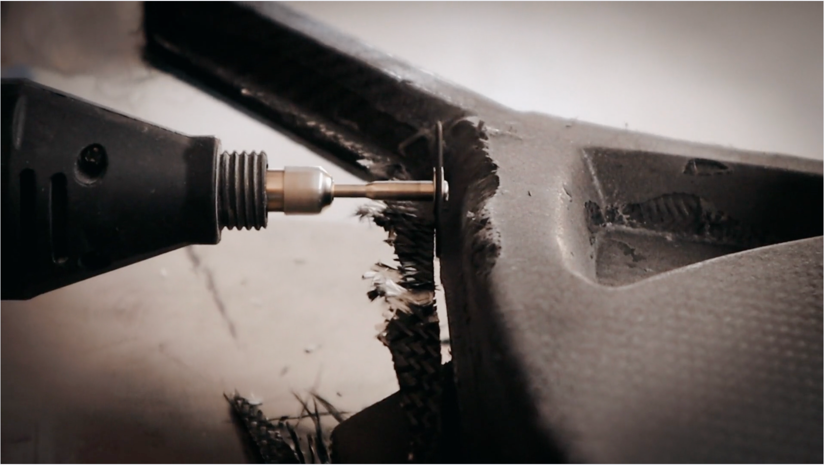 Rebabado del sobrante en el proceso de fabricación de una pala de pádel Baxdel