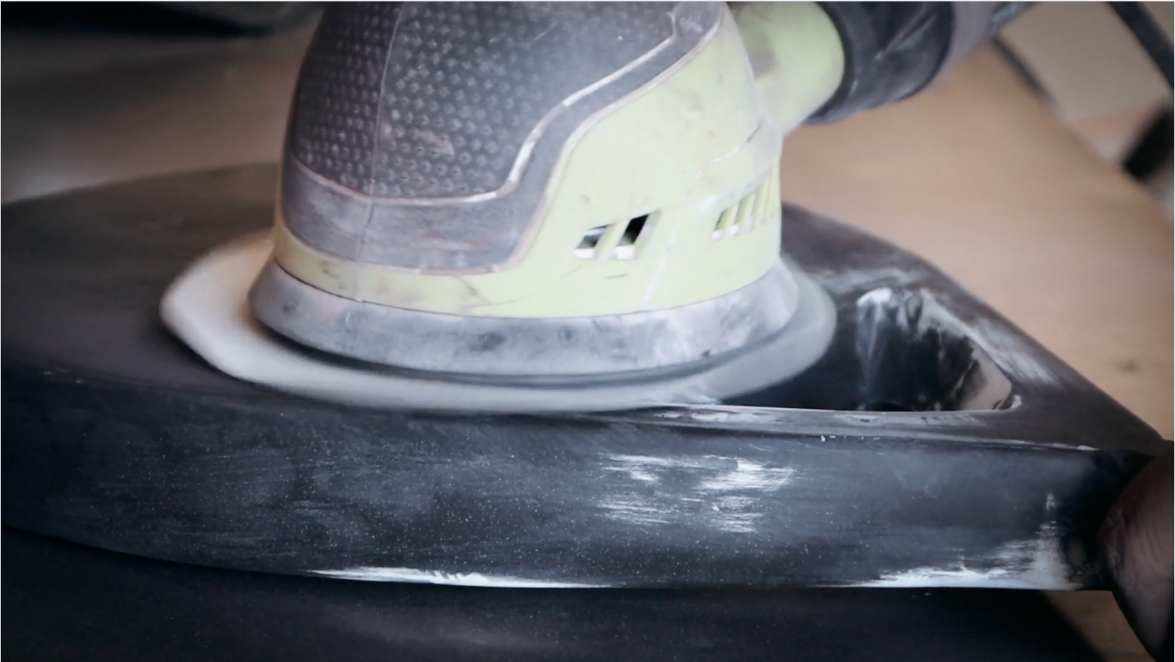 Limado de bordes en el acabado de una pala de pádel Baxdel hecha en México