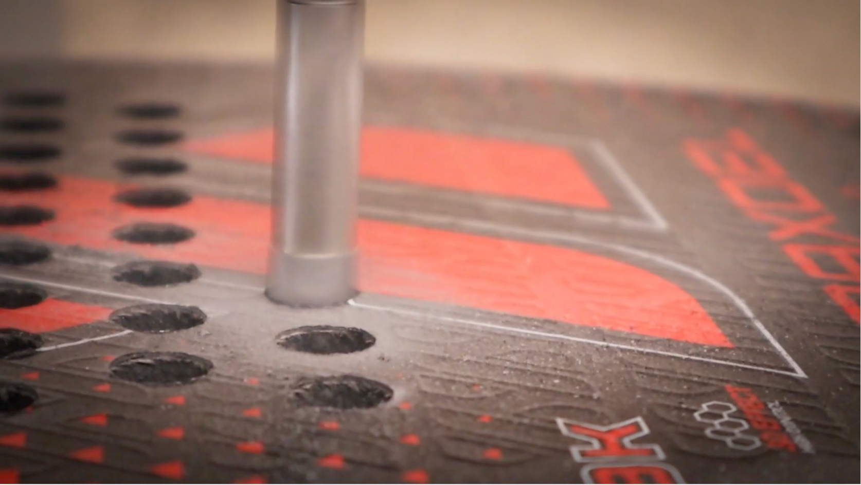 Agujereado de la pala de pádel Baxdel BX-3 durante su fabricación en México