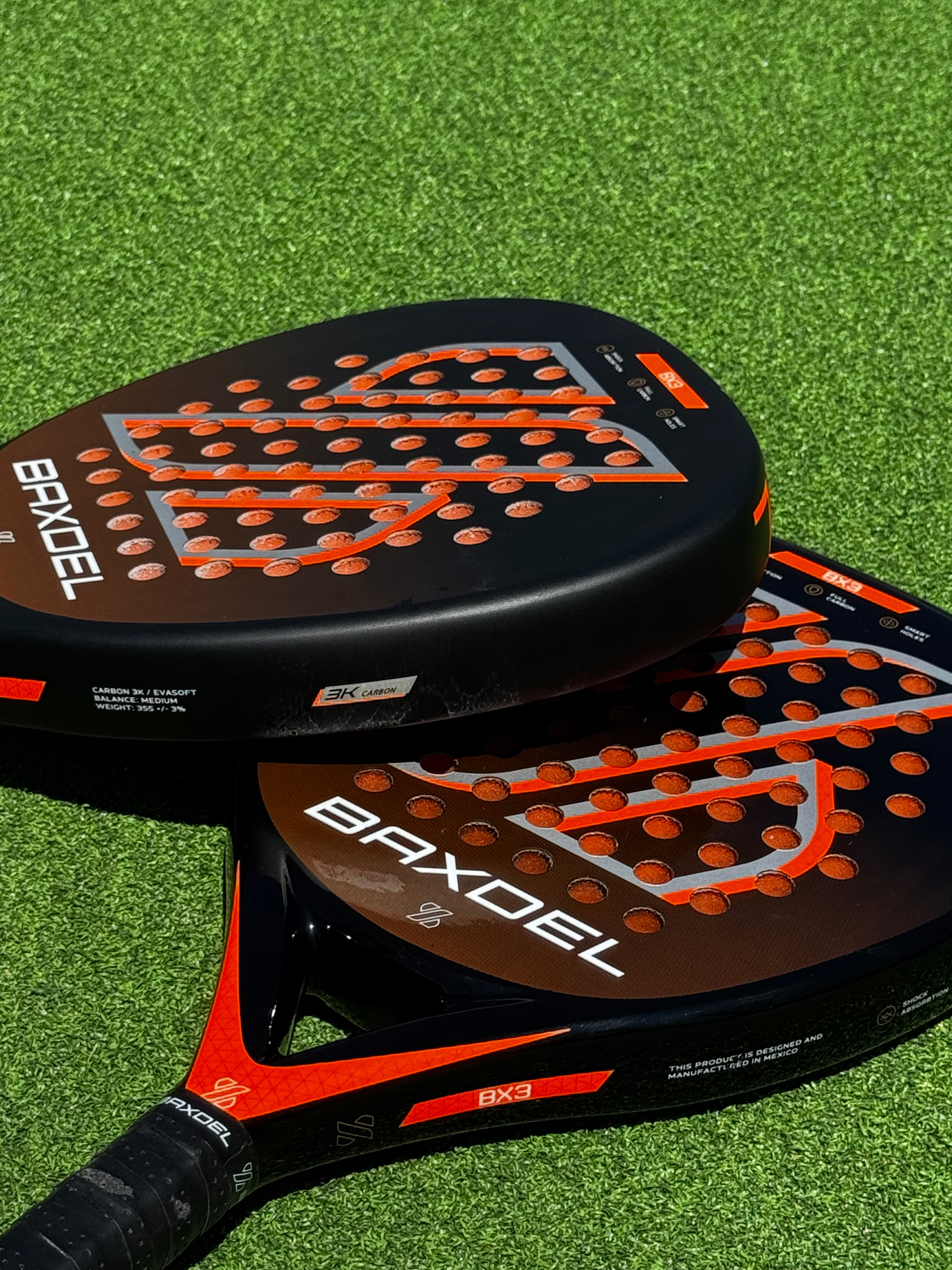 Pala de pádel híbrida Baxdel BX-3 en exteriores, fabricada en México