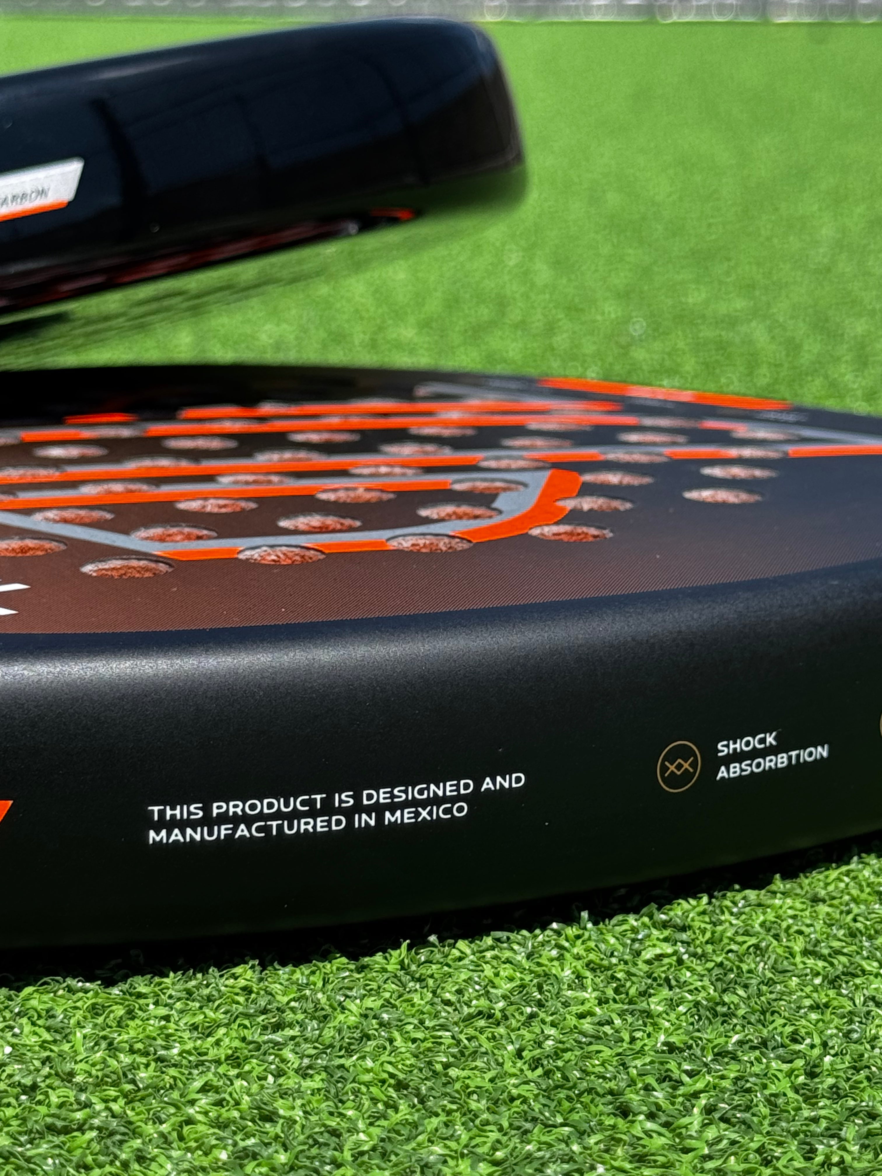 Pala de pádel BX-3 hecha en México fotografiada en exteriores bajo el sol