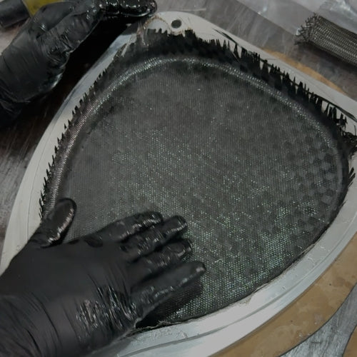 Proceso de moldeo en fábrica mexicana de palas de pádel durante la maquila profesional de una pala de carbono.