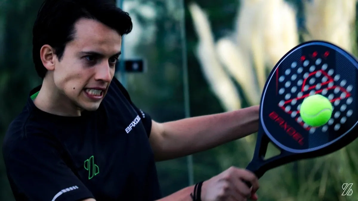 Jugador en acción con la pala de pádel Baxdel BX-1 Roja