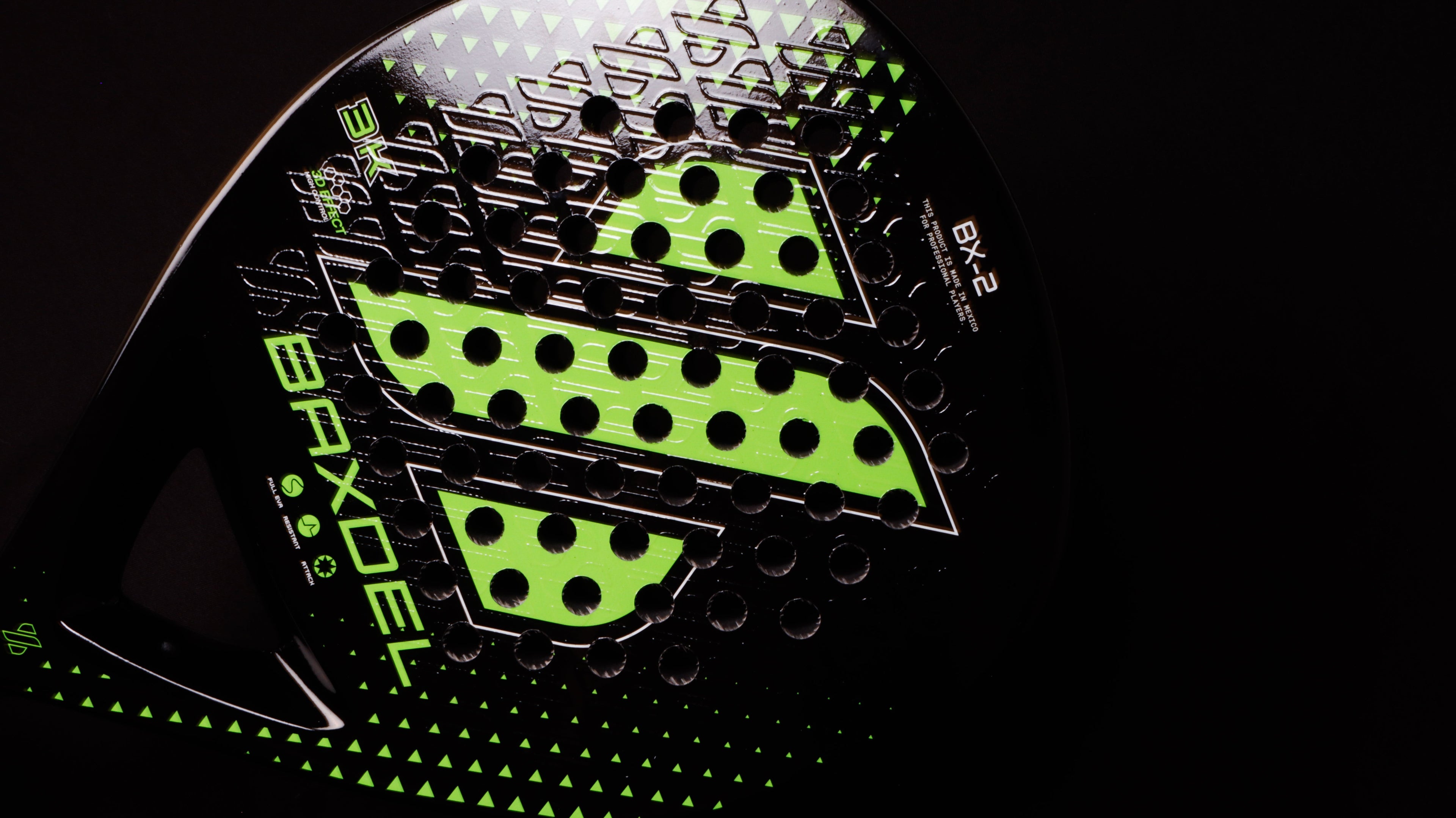 Detalle lateral de la BX-2 mostrando el canto y la distribución de peso en vista diagonal.