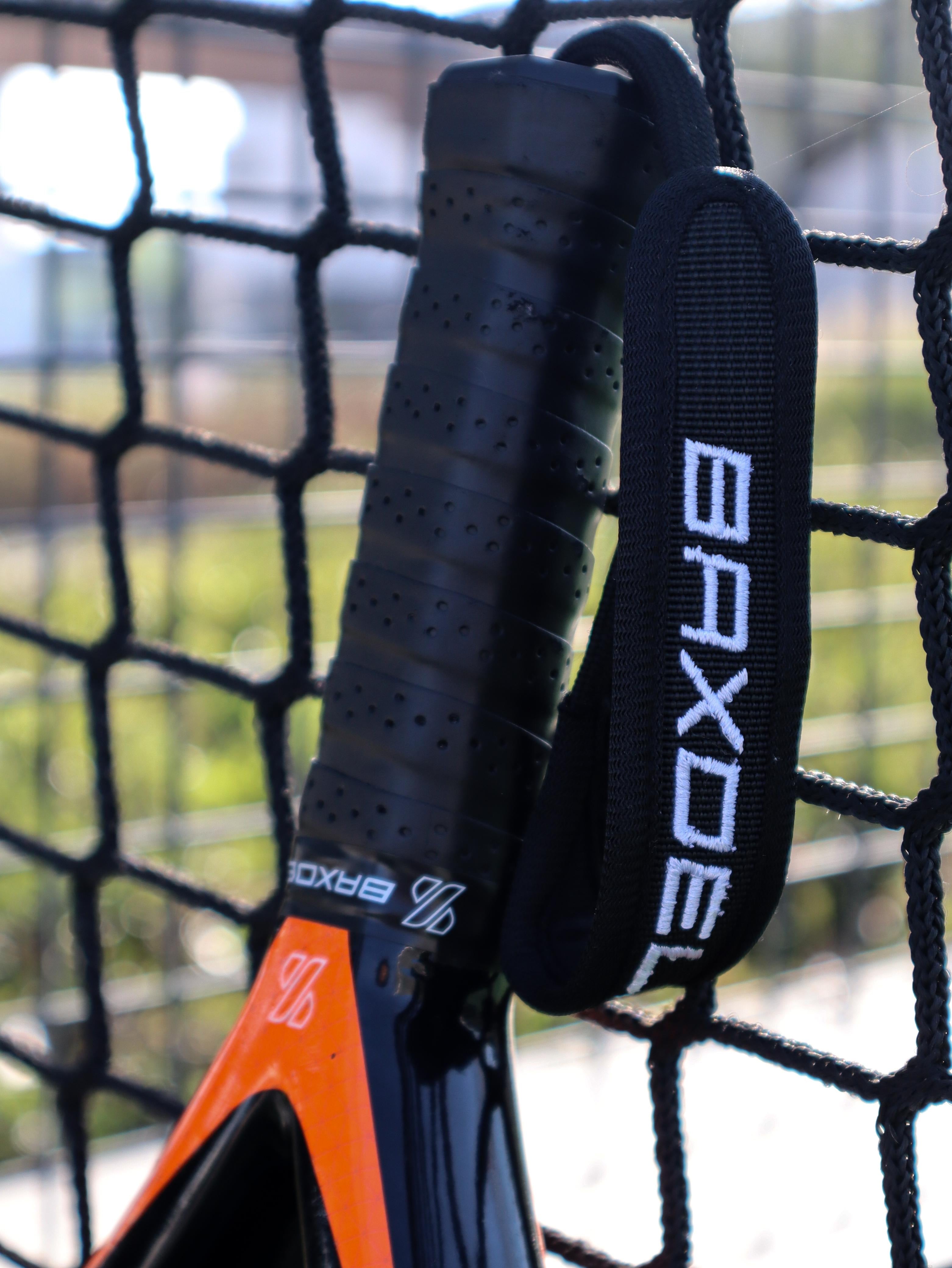 Pala de pádel Baxdel BX-3 usada en la red de una cancha, hecha en México con carbono 3K