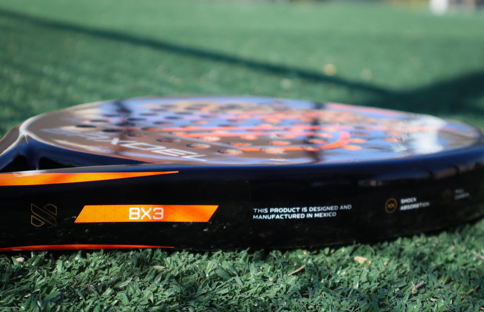 Pala de pádel Baxdel BX-3 en exteriores, diseñada en México con carbono 3K