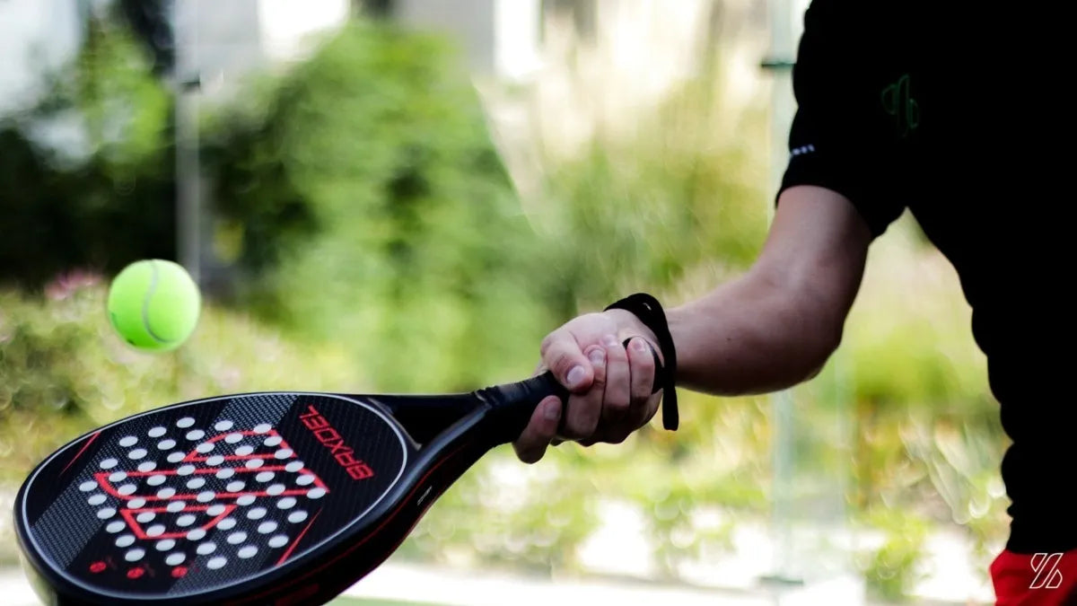 Jugador controlando la bola con toques de la pala Baxdel BX-1 Roja