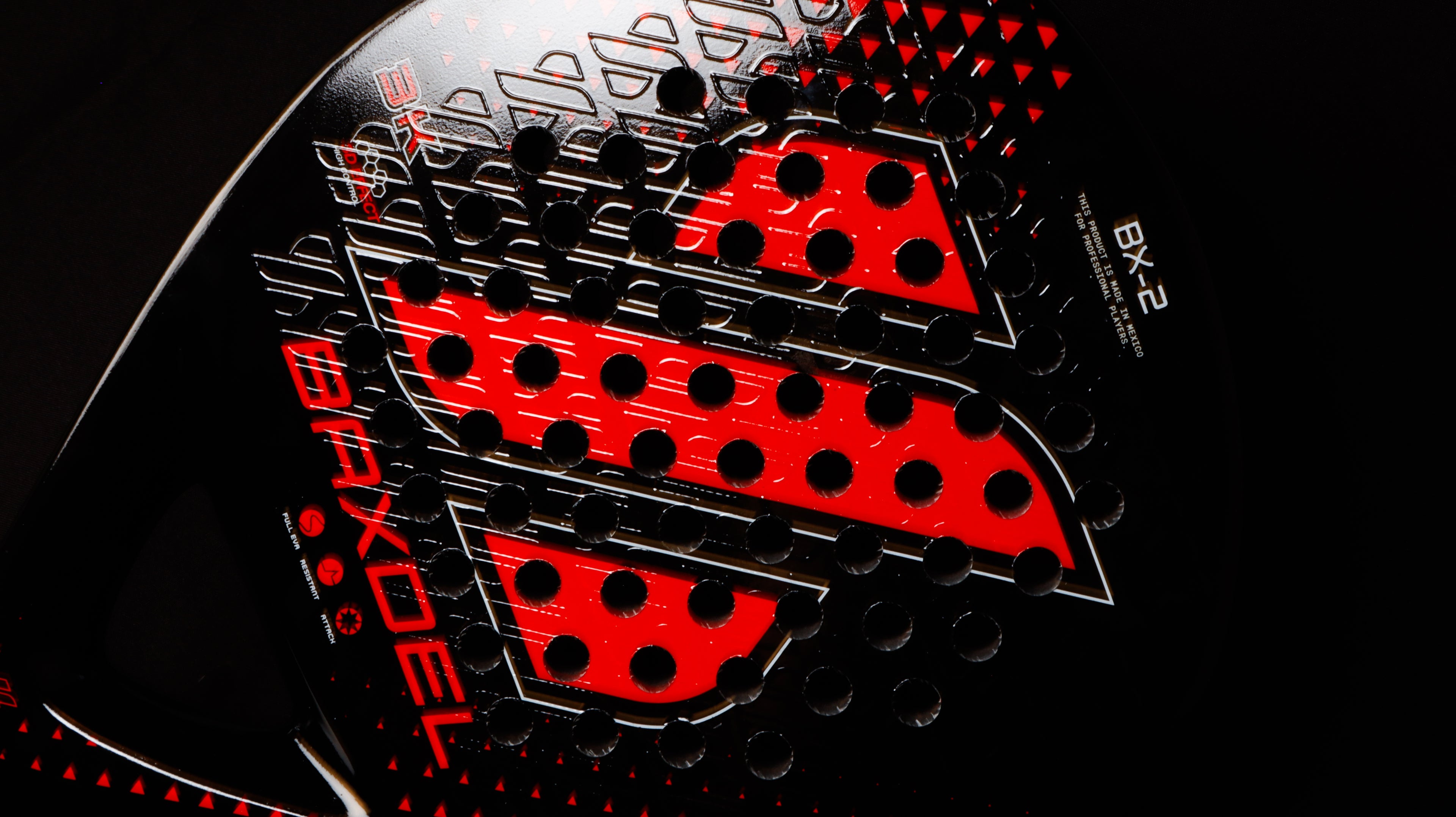 Detalle de empuñadura de cuero natural en pala de pádel Baxdel BX-2 Roja