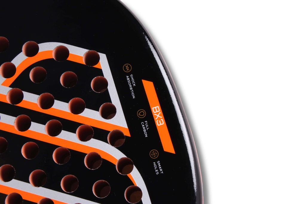 Detalle de la pala de pádel Baxdel BX-3 brillante con superficie de carbono 3K hecha en México