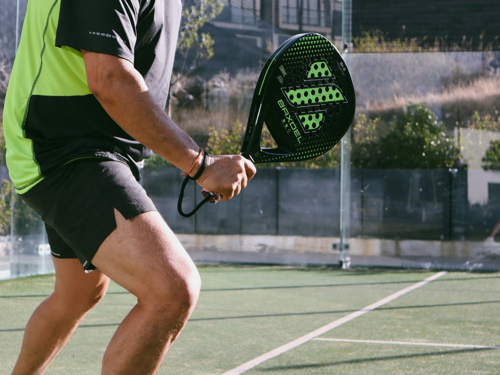 Jugador de pádel golpeando con la pala Baxdel BX-2, diseñada para potencia y control profesional.