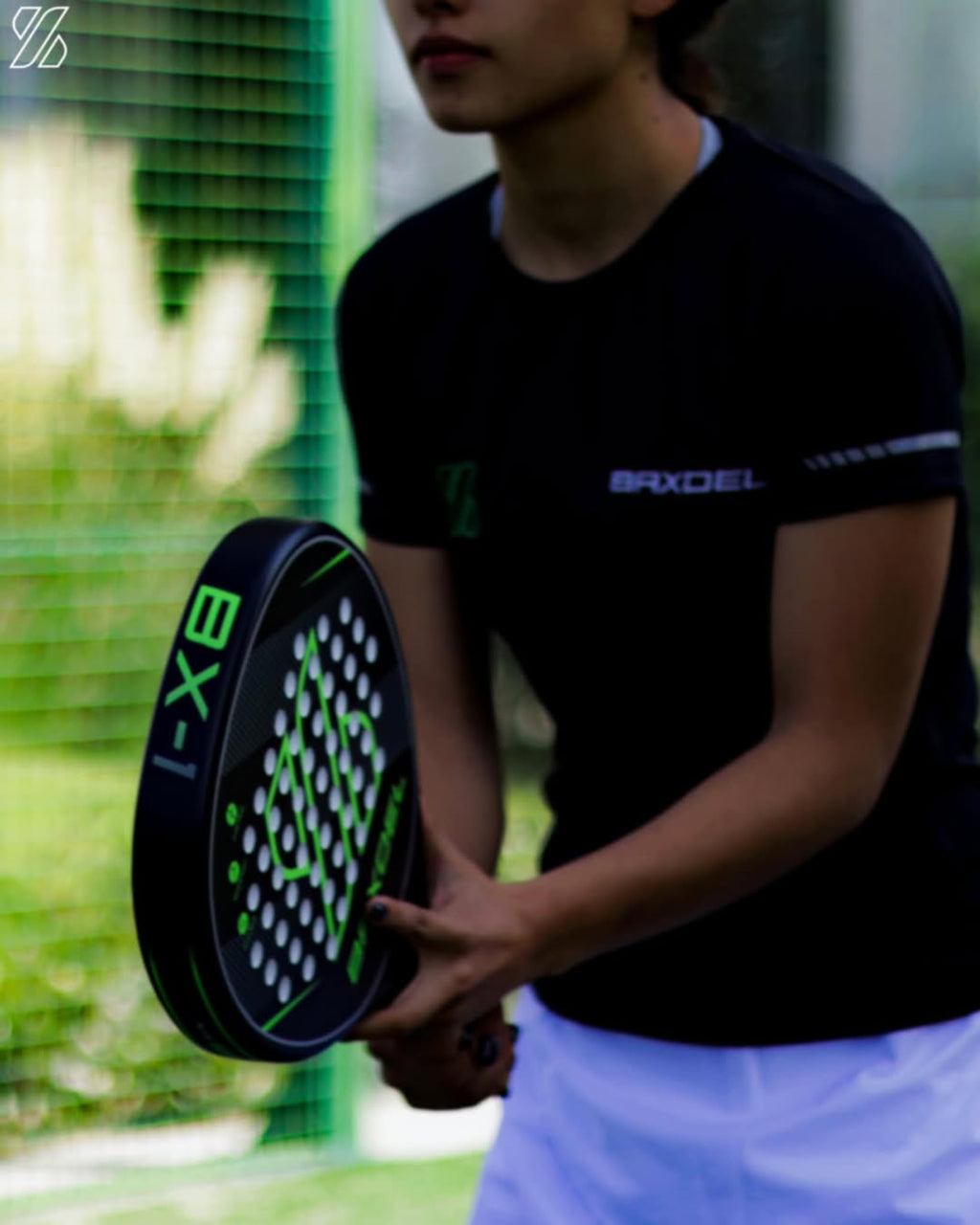 Pala de pádel BX-1 Baxdel en uso, diseñada para jugadores que buscan precisión y estabilidad.