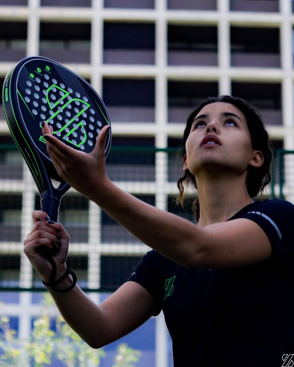 Jugadora de pádel usando pala Baxdel BX-1 Verde con gran punto dulce y absorción de impacto.