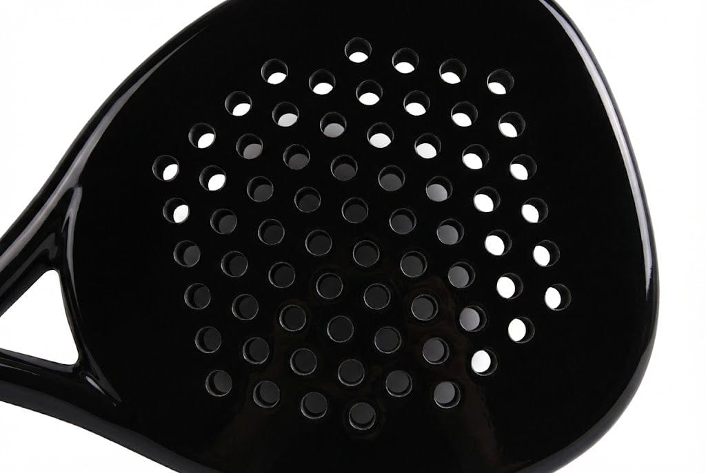 Detalle del plano de golpeo de la pala de pádel White Label Carbono 12K