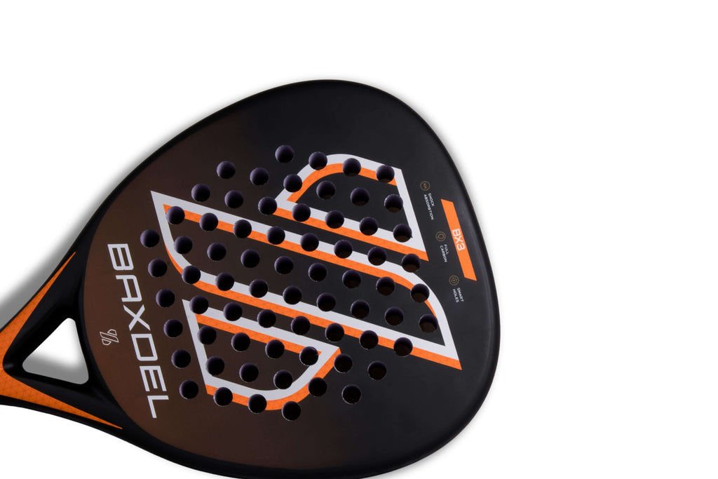 Superficie de la raqueta de pádel Baxdel BX-3 mate con acabado antirreflejo y fibra de carbono 3K